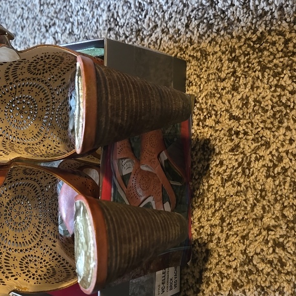 Vince Camuto Brick Cutout Sandals Size 9 - Picture 3 of 7